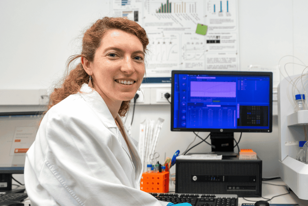 Marta, ricercatrice don gnocchi, ci sorride mentre analizza i dati della ricerca